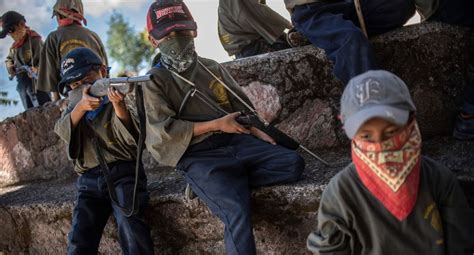 Niños mexicanos aprenden a usar armas largas para defenderse de