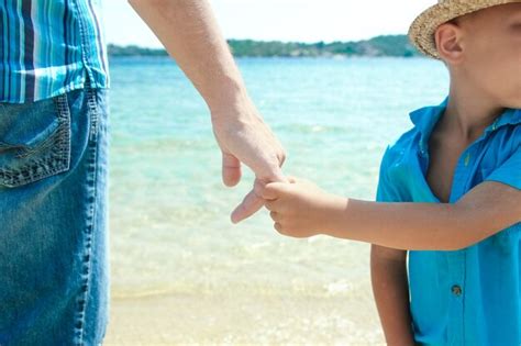 Manos De Un Padre Feliz Y Un Ni O En La Naturaleza Junto Al Mar En Un