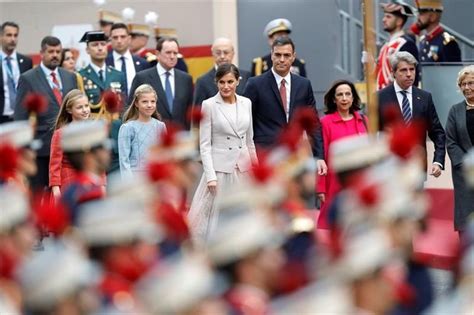 Pitos y abucheos a Sánchez a su llegada al desfile del 12 de octubre