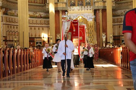 Procesja Eucharystyczna W Licheniu Z Okazji Uroczysto Ci Wniebowzi