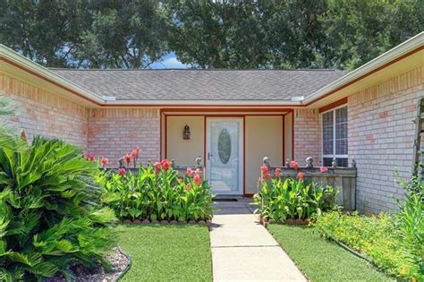 Homes For Sale With Pool In Heritage Park Friendswood Tx Compass