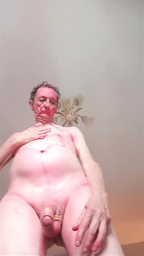 Un Vieux Gay Qui Se Peint En Rouge Et Qui Danse