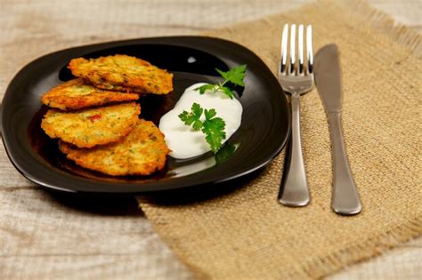 Tortitas De Patata Con Crema Agria Y Perejil Foto Premium