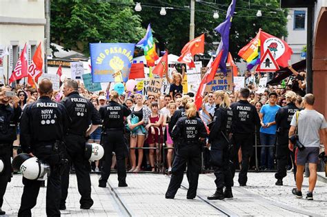 Tausende Menschen Protestieren Gegen Rechte In Karlsruhe Karlsruhe