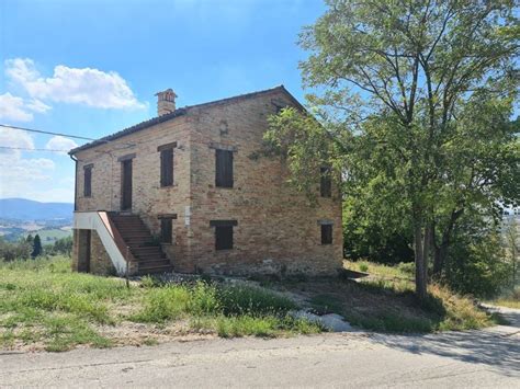 Vendita Cascina In Contrada Monteloreto Colmurano Nuovo Posto Auto