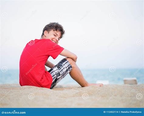 Menino Adolescente Na Praia Foto De Stock Imagem De Estudante Lazer