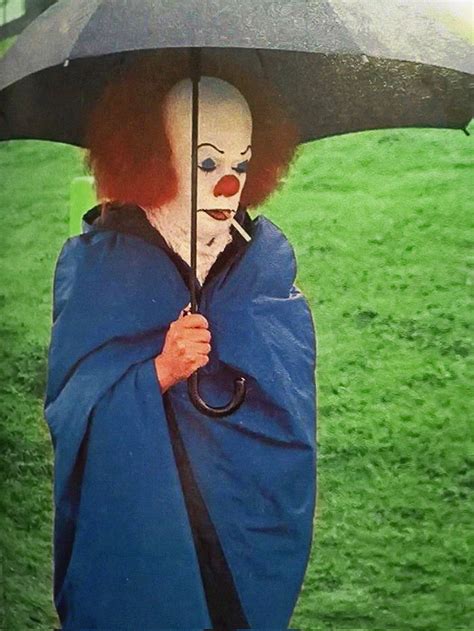 Behind the Scenes photo of Tim Curry as Pennywise. : r/stephenking