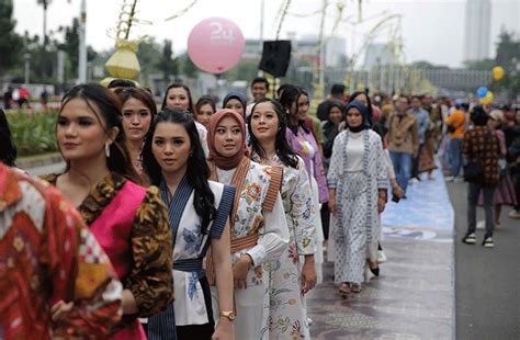 Fashion Show Hari Batik Nasional Di CFD