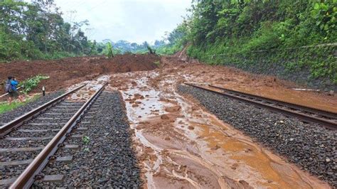 FOTO FOTO Longsor Tutup Jalur Rel KA Purwokerto Jakarta