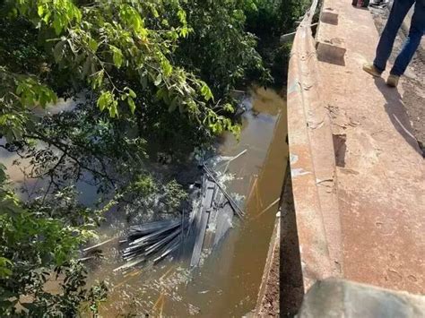 Motorista Perde Controle E Carreta Ferro Vai Parar Dentro De Rio