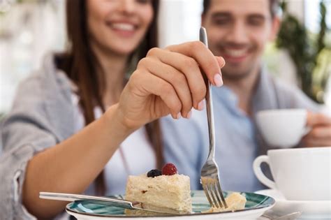 Foto Recortada Do Incr Vel Jovem Casal Apaixonado Sentado No Caf