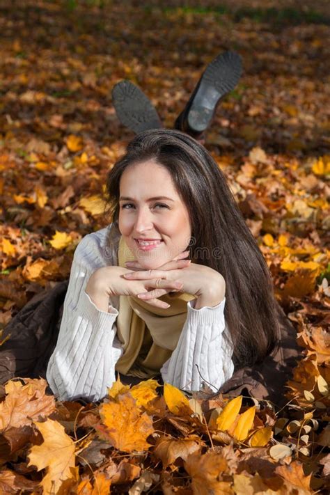 Mujer Que Muestra El Pulgar Para Arriba En Parque Foto De Archivo