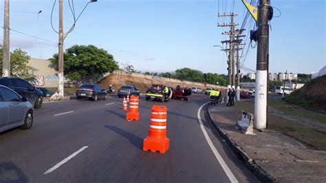 Carro Capota Em Acidente De Tr Nsito Na Avenida Djalma Batista