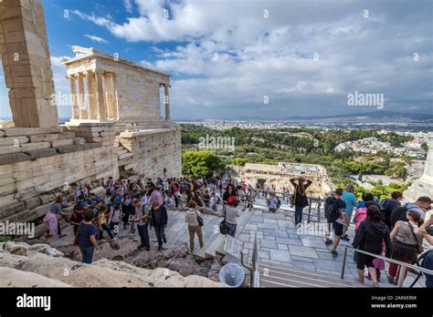 Los Turistas En Un Escaleras En Frente De La Puerta De Enlace