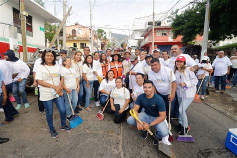 Encabeza Abelina López Rodríguez brigada de limpieza en colonia Juan R