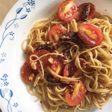 Angel Hair Pasta With Olive Oil Garlic Chili Flakes And Tomatoes Cuisine With Celine