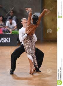 Couples Latins De Danse Dans Une Pose De Danse Photographie éditorial Image Du Danser