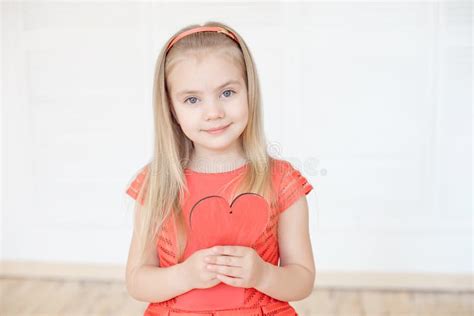 Jeune Petite Fille Blonde Portant Dans La Longue Robe Sans Manche