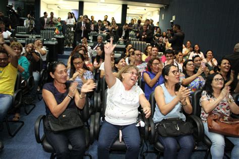 Fim da greve Professores recebem 27 02 de aumento pagos em três vezes