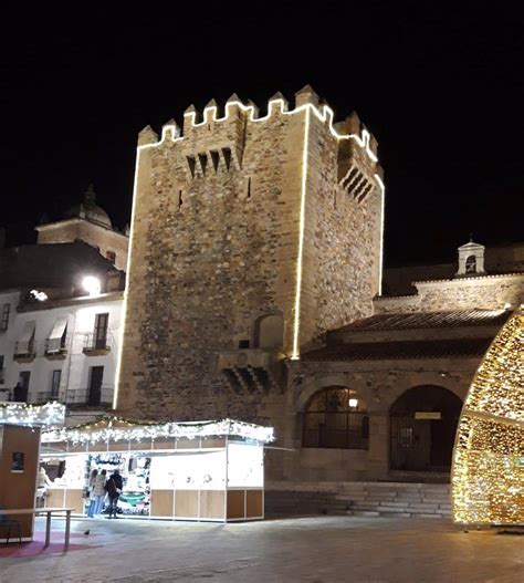 La Plaza Mayor de Cáceres luce una iluminación especial en Navidad por