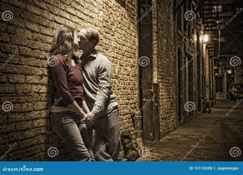 Couples Caucasiens Embrassant De La Voie De Ruelle De Brique Photo