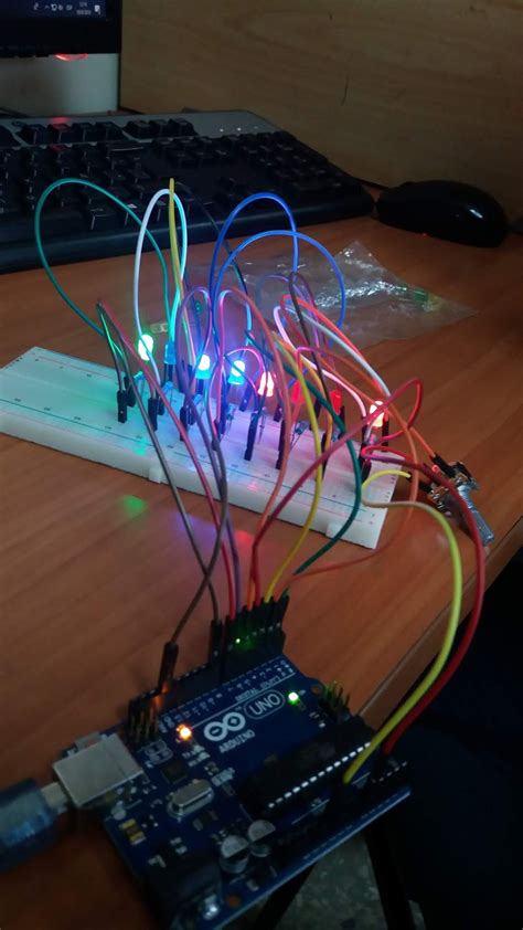 PRÁCTICA 4 CIRCUITO CON ARDUINO LEDS PRENDIDO EN SECUENCIA