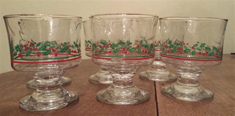 Vintage Christmas Holiday Glasses Holly Berry With Gold Rim 1970s 6 Total Collectible Serving