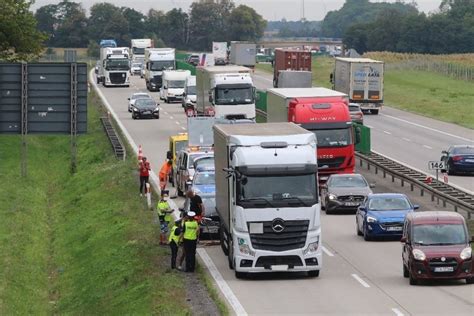 Mercedes Wbi Si Pod Naczep Tira Na Autostradzie A L Dowa