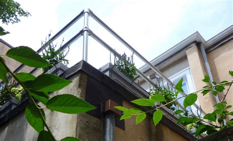Modern Metal Deck Railing