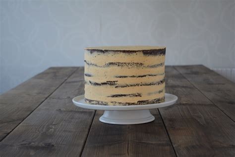 Opskrift på naked cake med chokolade og karamel fines dk