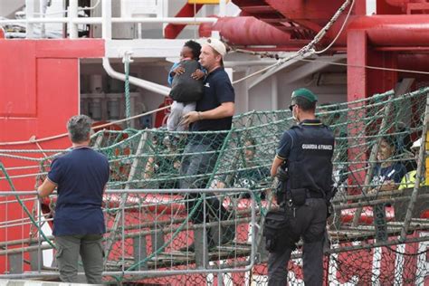 Migranti Cominciato Sbarco Da Ocean Viking A Bordo Della Nave Di Sos