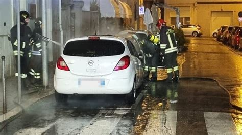 Auto In Movimento Prende Fuoco Salvo Il Conducente