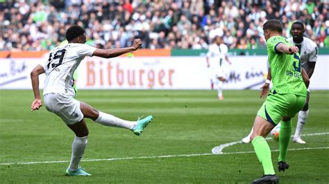 Borussia Mönchengladbach besiegt VfL Wolfsburg Nathan Ngoumou und