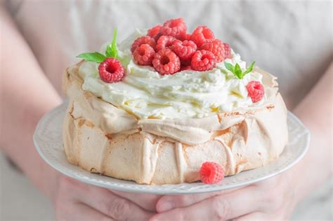 Delicioso Y Crujiente Postre Pavlova Hecho De Mascarpone Y Bayas Foto