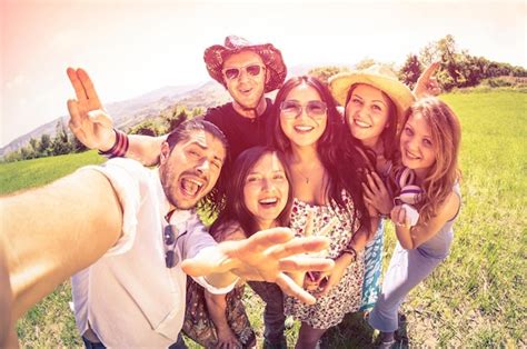 Meilleurs Amis Prenant Un Selfie Lors D Un Pique Nique La Campagne