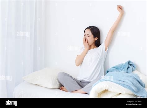 Woman Yawn Bed Hi Res Stock Photography And Images Alamy