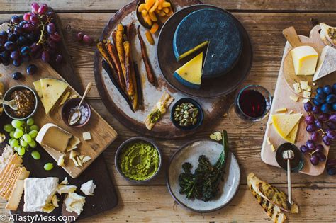 How to Make the Perfect Cheese Platter for Entertaining