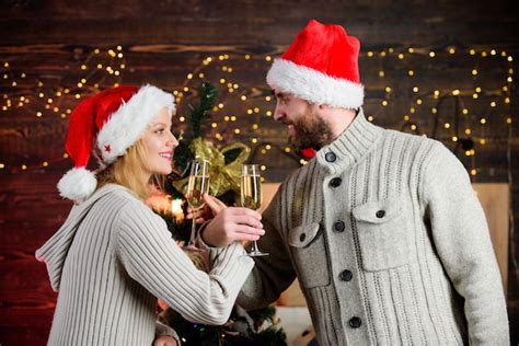 Weihnachtstradition Festigen Sie Die Freundschaft Mit Einem Besonderen Festritus Mann Und Frau