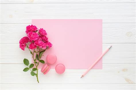 Rosas Rosadas Y Hoja De Papel Rosa En Blanco Sobre Mesa De Madera