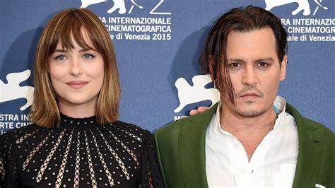 V Deo Mostra Que Dakota Johnson Perguntou A Johnny Depp Sobre Seu Dedo