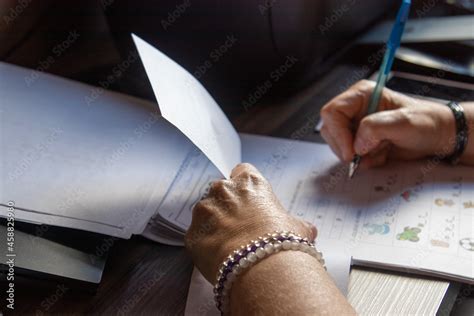 Professora Ensino Fundamental Ocupada Corrigindo Atividades E Tarefas