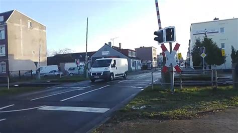 Bahnübergang in der Werftstrasse Ecke Bahnhofstraße in Wilhelmshaven