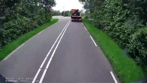 Dumpert Vrachtwagen Rijdt Van Dijk