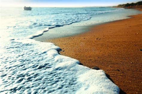 Ondas Pequenas Na Praia Foto De Stock Imagem De C U