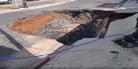 Asfalto Cede Abre Cratera De Oito Metros E Derruba Port O De Casa Em