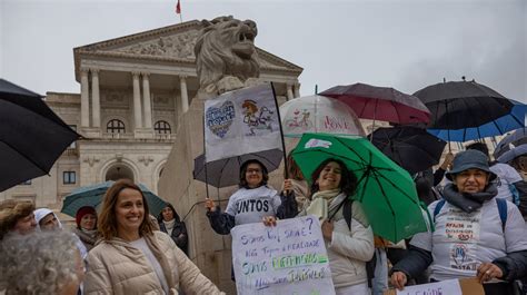 Cerca de 100 enfermeiros em vigília nas escadarias da Assembleia da