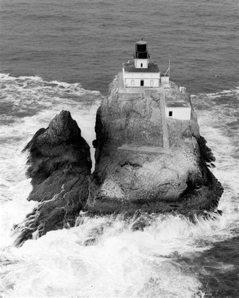 Pictures Tillamook Rock Lighthouse - Tilly, Seaside Oregon