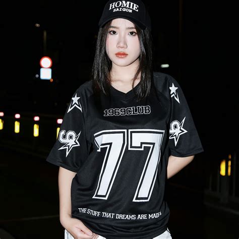 Áo Thun Raglan 1969STUDIO Thể Thao Top Cổ Tim Đen Hot Trend Form Rộng Thời Trang Nam Nữ Số 77