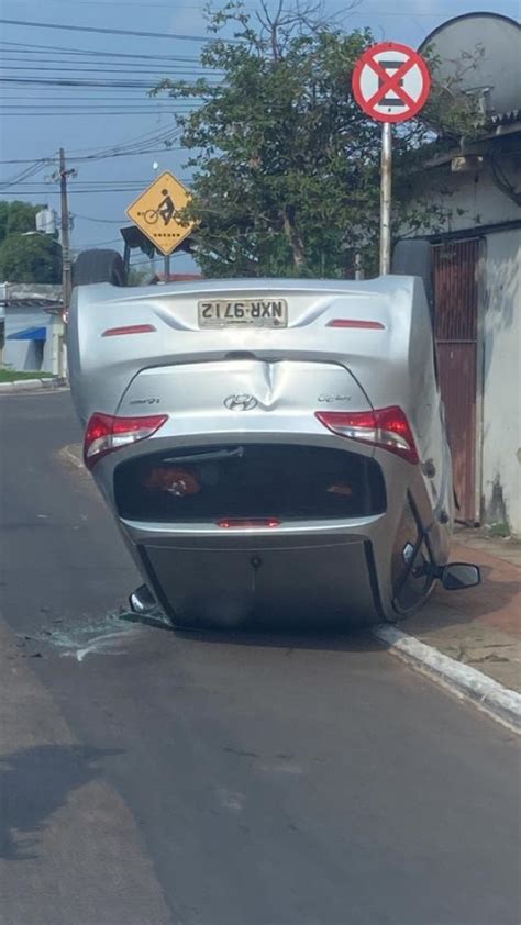 V Deo Colis O Entre Ve Culos Deixa Um Dos Carros Capotado Em Rio