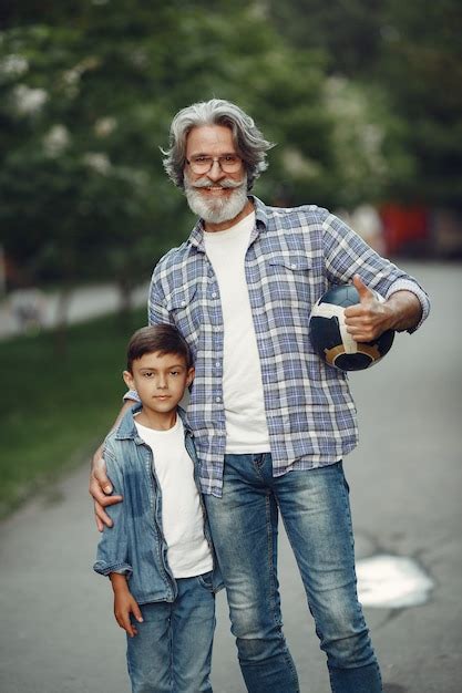 Gar On Et Grand P Re Marchent Dans Le Parc Vieil Homme Jouant Avec Son